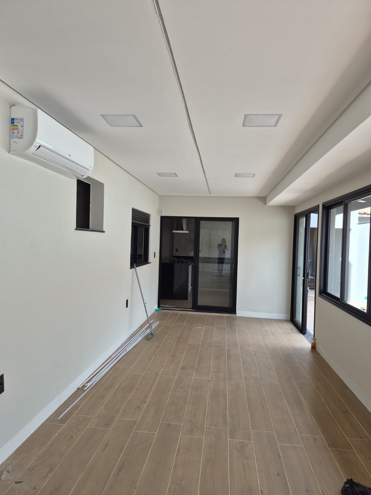 Depois: Área coberta transformada em sala