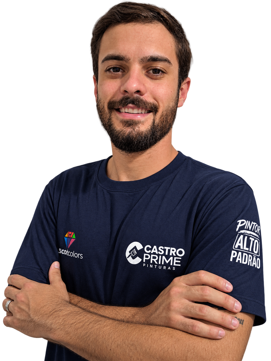 Vitorio, fundador da Castro Prime Pinturas, de braços cruzados com a camiseta da empresa